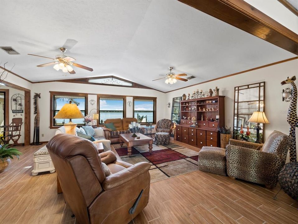 En Venta: $1,200,000 (3 camas, 2 baños, 2409 Pies cuadrados)