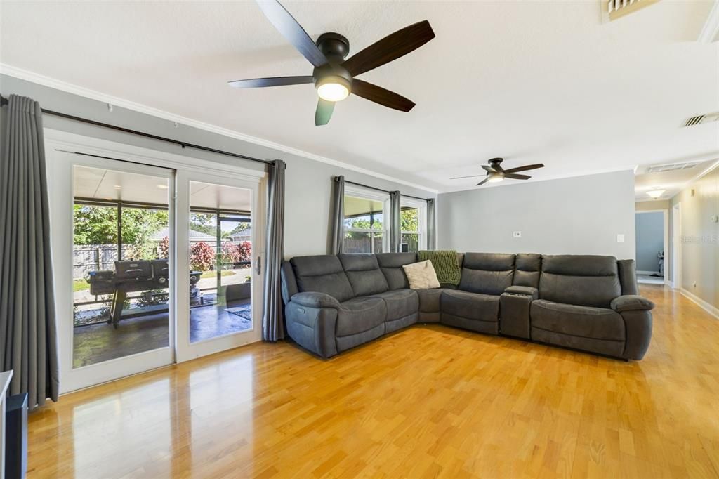 Под контрактом: $395,000 (3 спален, 2 ванн, 1386 Квадратных фут)