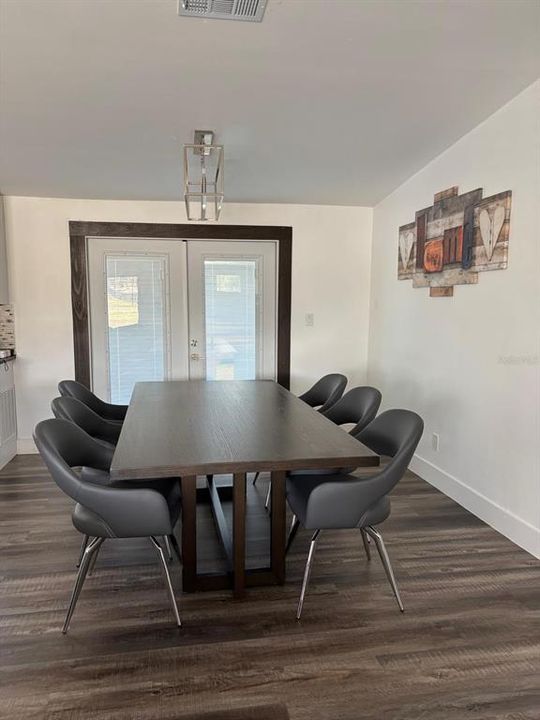 For Sale: $385,000 (3 beds, 2 baths, 1404 Square Feet)