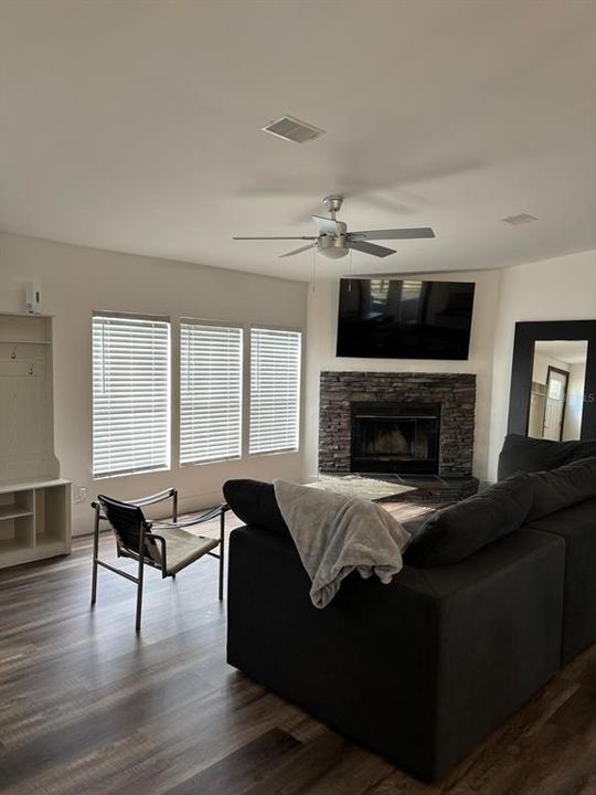 For Sale: $385,000 (3 beds, 2 baths, 1404 Square Feet)