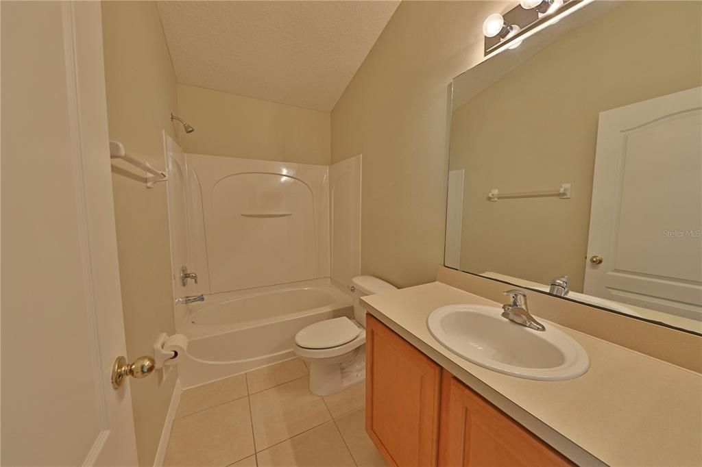 На продажу: $255,000 (2 спален, 2 ванн, 1200 Квадратных фут)