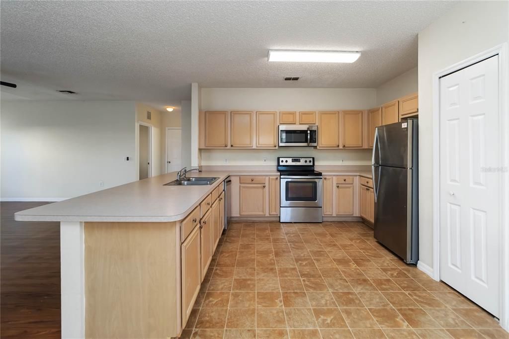 На продажу: $395,000 (4 спален, 2 ванн, 2778 Квадратных фут)