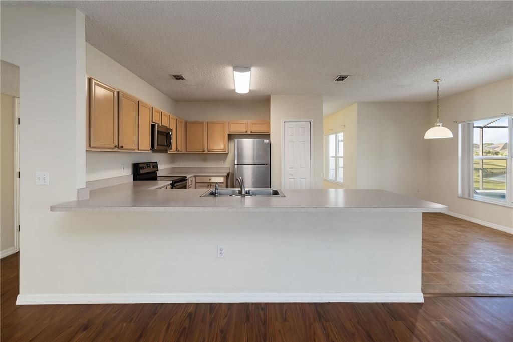 На продажу: $395,000 (4 спален, 2 ванн, 2778 Квадратных фут)