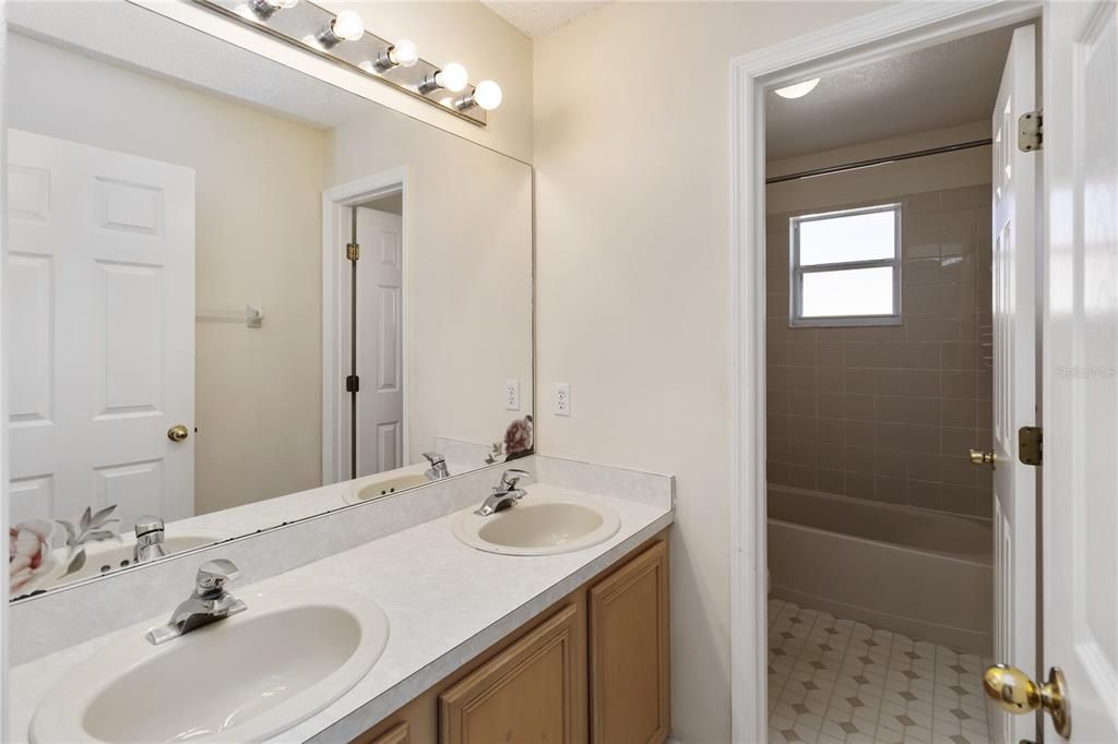 На продажу: $395,000 (4 спален, 2 ванн, 2778 Квадратных фут)