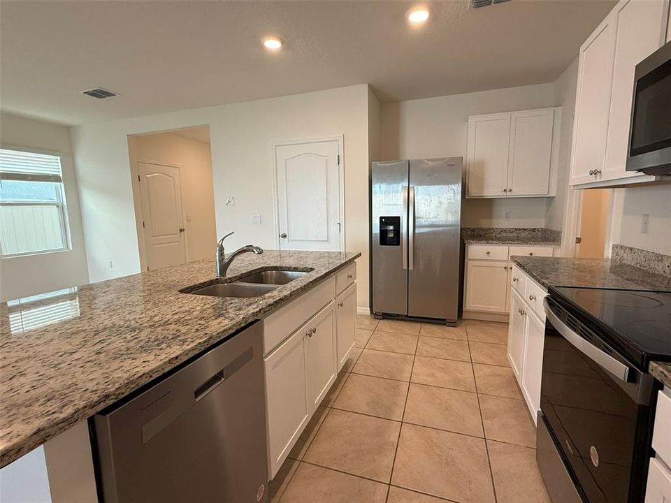 出租: $2,600 (5 贝兹, 3 浴室, 2522 平方英尺)