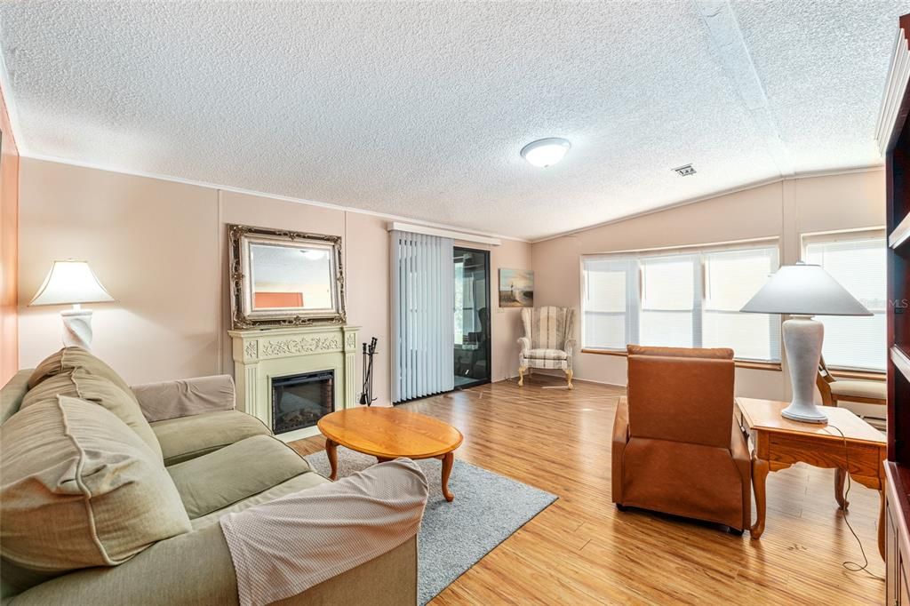 待售: $149,800 (2 贝兹, 2 浴室, 1104 平方英尺)