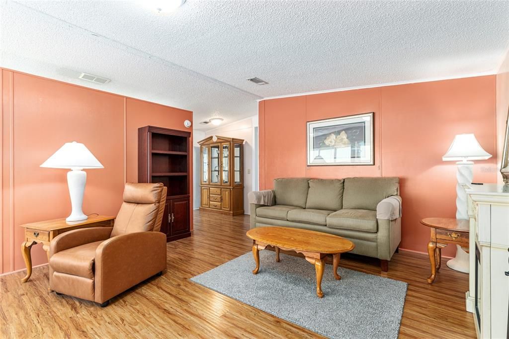 待售: $149,800 (2 贝兹, 2 浴室, 1104 平方英尺)