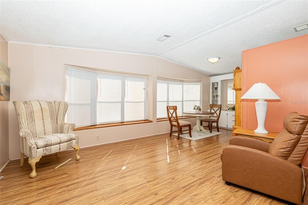 待售: $149,800 (2 贝兹, 2 浴室, 1104 平方英尺)