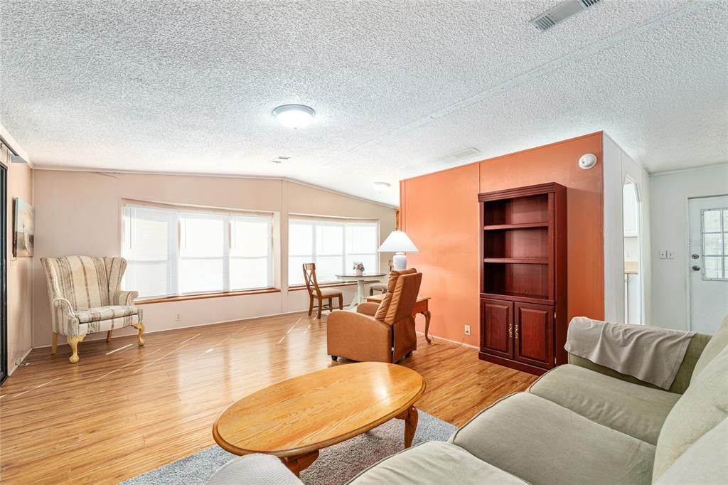 待售: $149,800 (2 贝兹, 2 浴室, 1104 平方英尺)