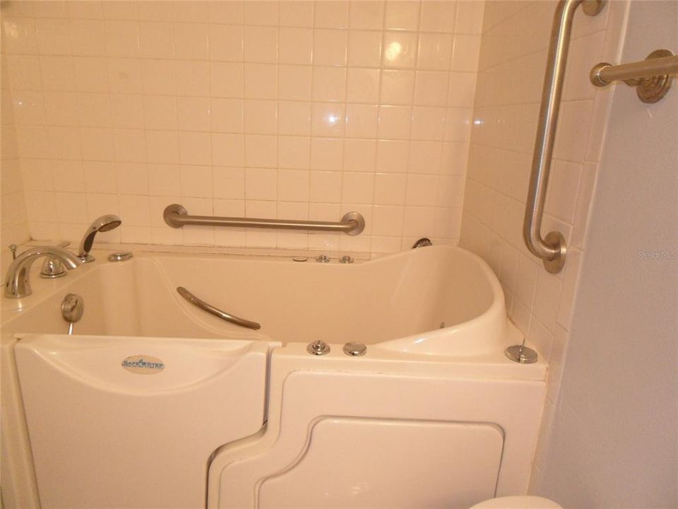 For Rent: $1,650 (3 beds, 2 baths, 1112 Square Feet)