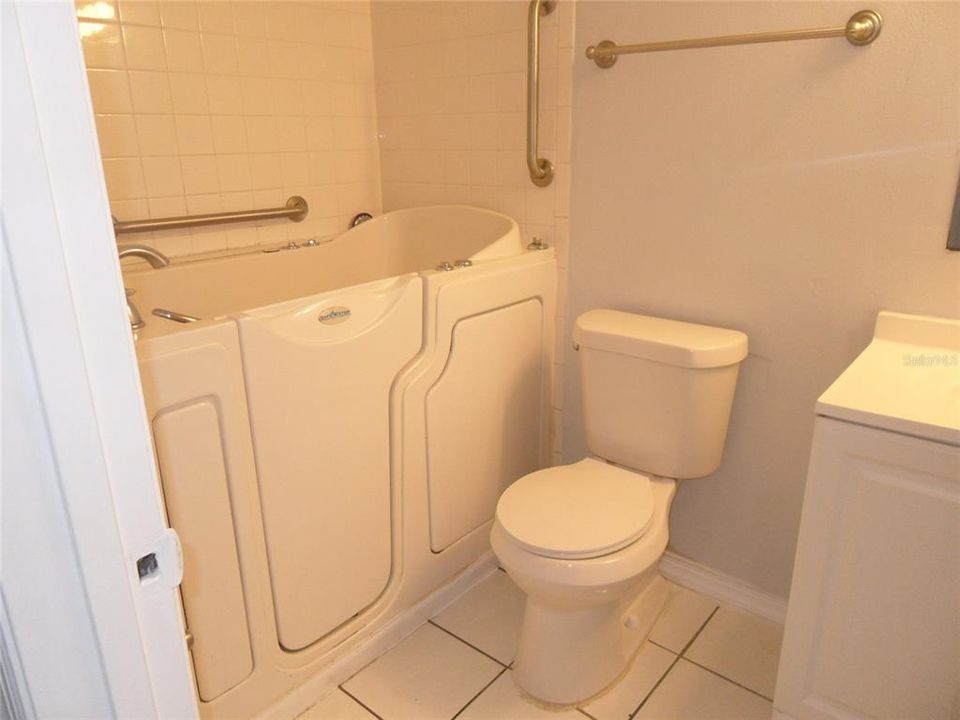 For Rent: $1,650 (3 beds, 2 baths, 1112 Square Feet)