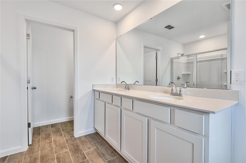 На продажу: $391,002 (5 спален, 3 ванн, 2807 Квадратных фут)