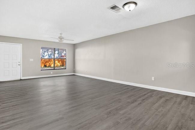 Active With Contract: $219,000 (3 beds, 2 baths, 1307 Square Feet)