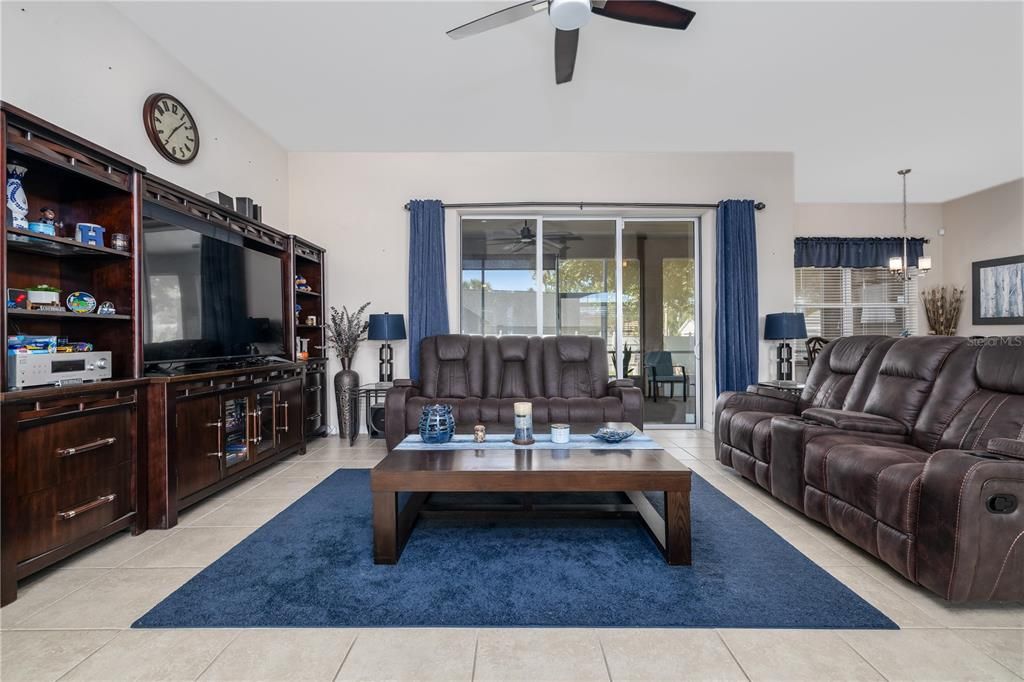 Activo con contrato: $359,900 (3 camas, 2 baños, 1958 Pies cuadrados)