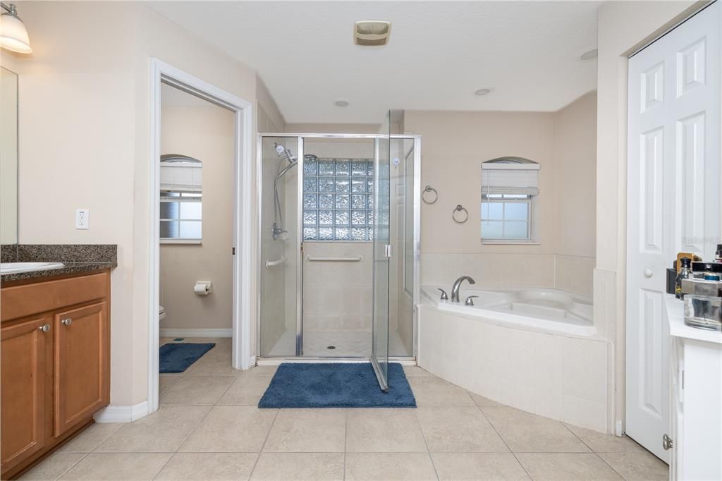 Activo con contrato: $359,900 (3 camas, 2 baños, 1958 Pies cuadrados)