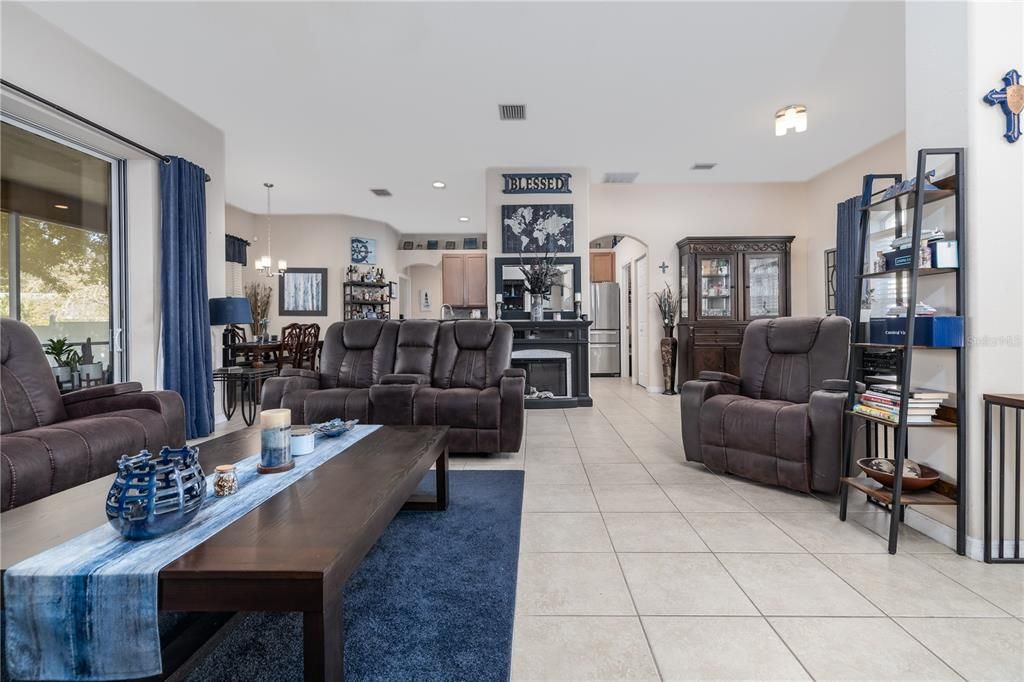 Activo con contrato: $359,900 (3 camas, 2 baños, 1958 Pies cuadrados)