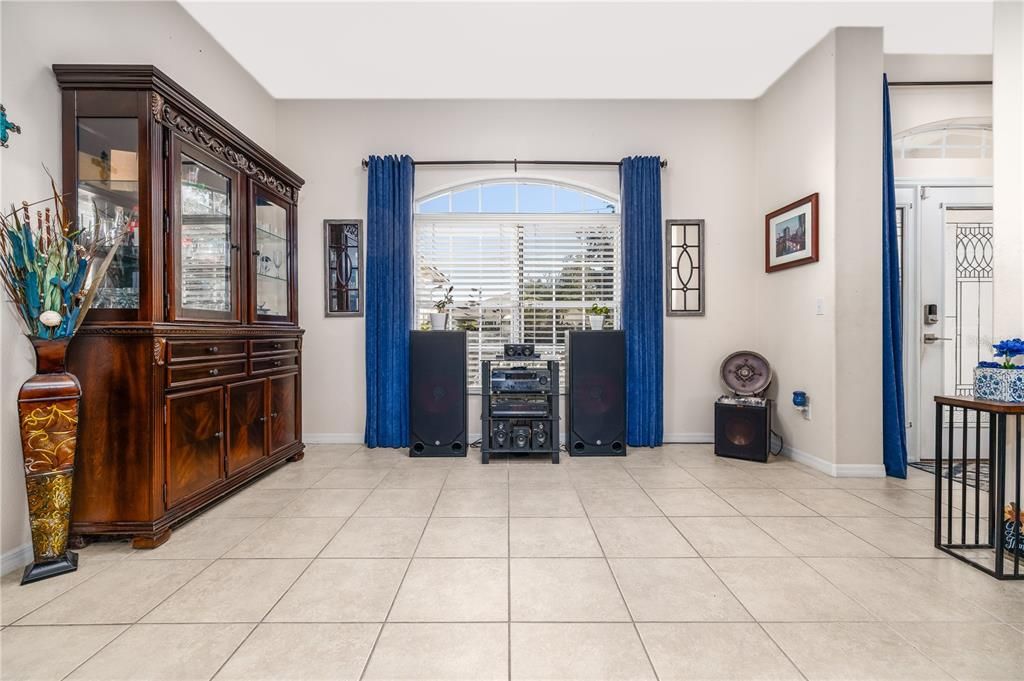 Activo con contrato: $359,900 (3 camas, 2 baños, 1958 Pies cuadrados)