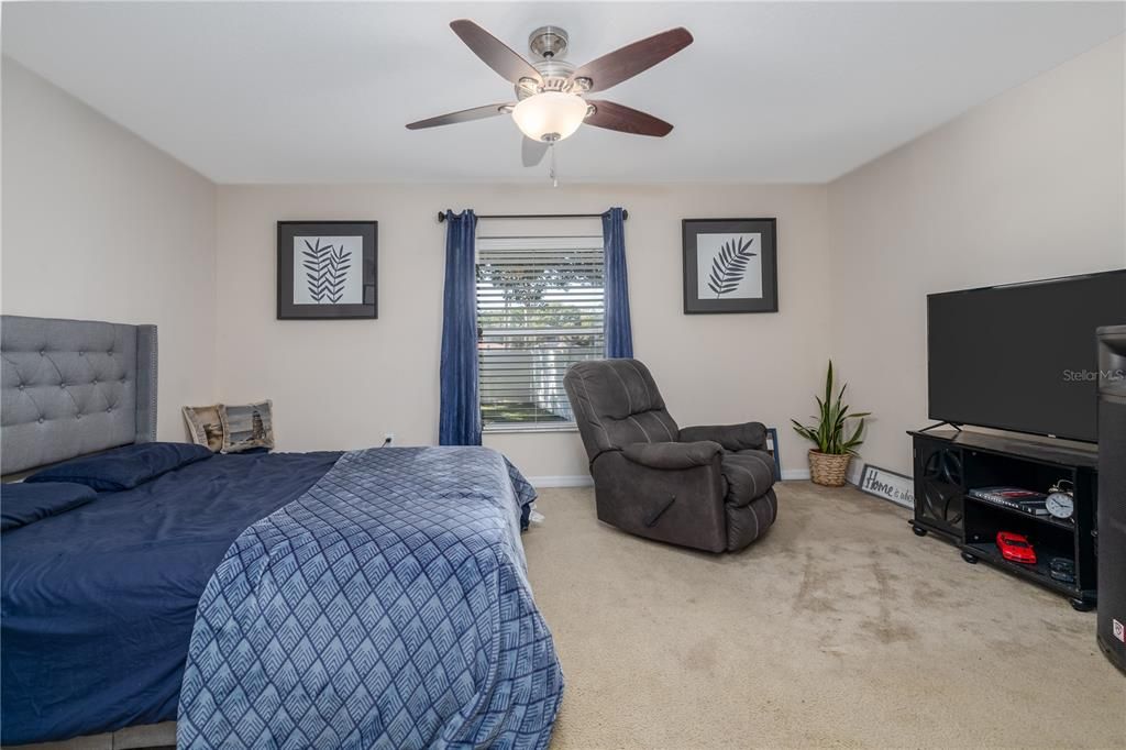 Activo con contrato: $359,900 (3 camas, 2 baños, 1958 Pies cuadrados)