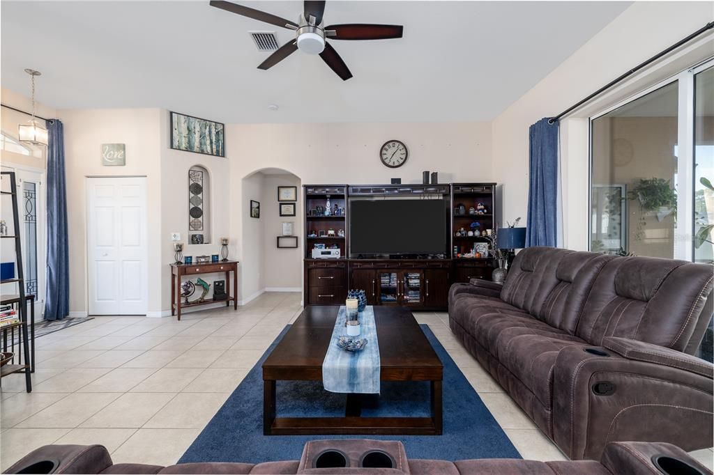 Activo con contrato: $359,900 (3 camas, 2 baños, 1958 Pies cuadrados)