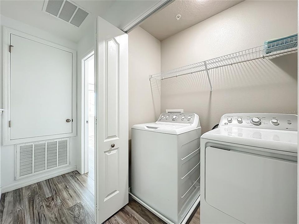 Под контрактом: $319,900 (3 спален, 2 ванн, 1490 Квадратных фут)