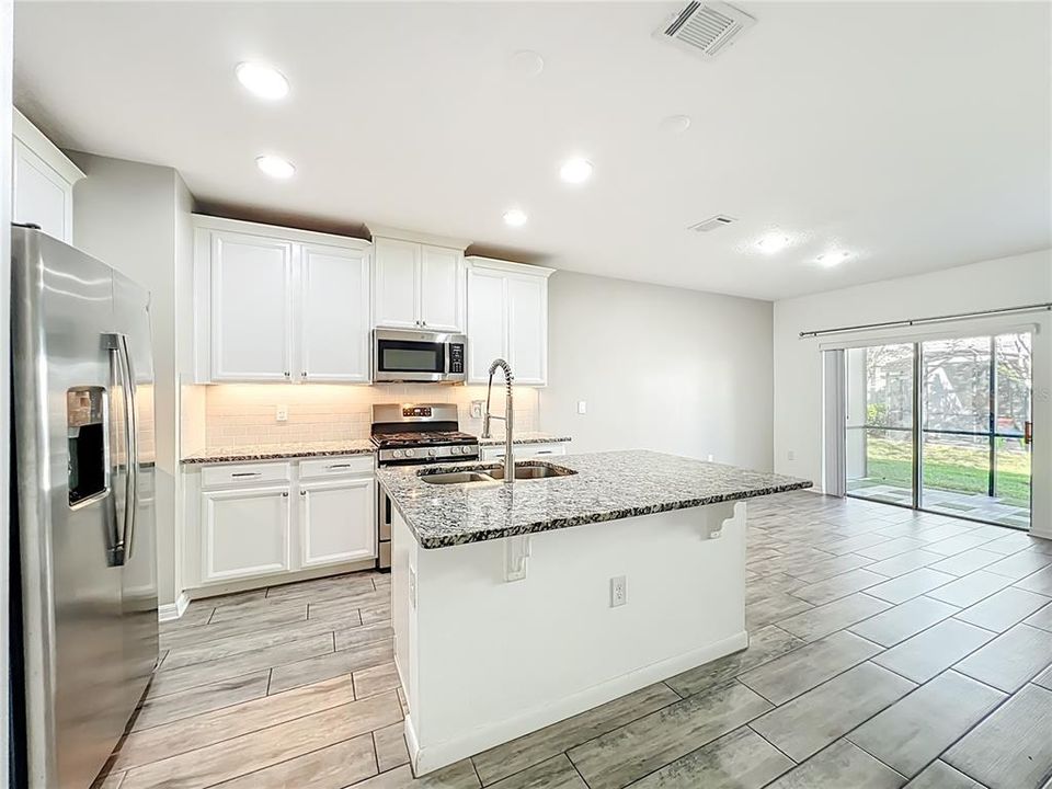 Под контрактом: $319,900 (3 спален, 2 ванн, 1490 Квадратных фут)