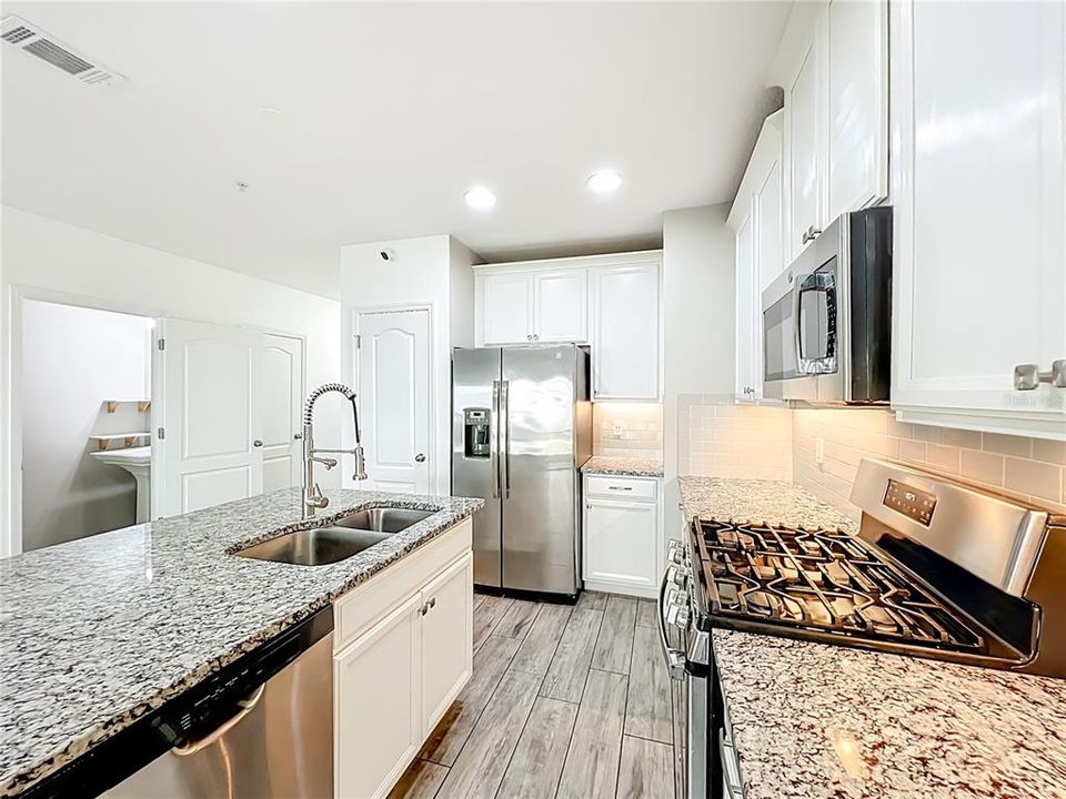 Под контрактом: $319,900 (3 спален, 2 ванн, 1490 Квадратных фут)