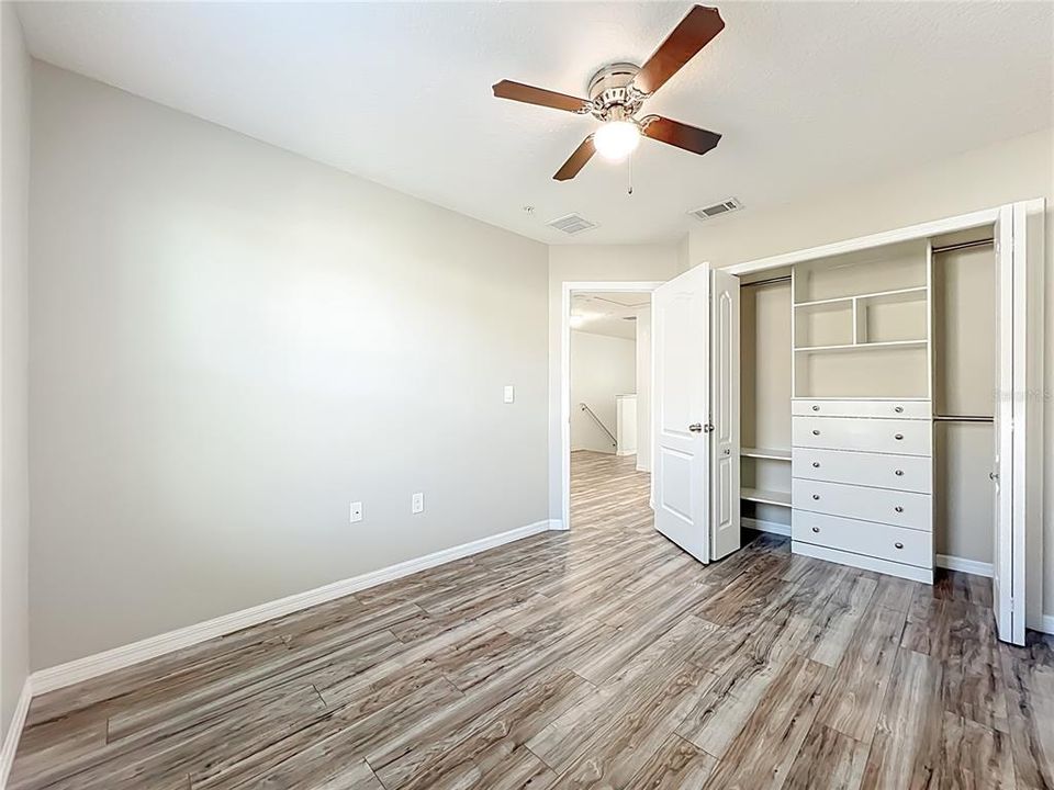 Под контрактом: $319,900 (3 спален, 2 ванн, 1490 Квадратных фут)