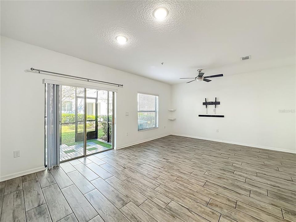 Под контрактом: $319,900 (3 спален, 2 ванн, 1490 Квадратных фут)