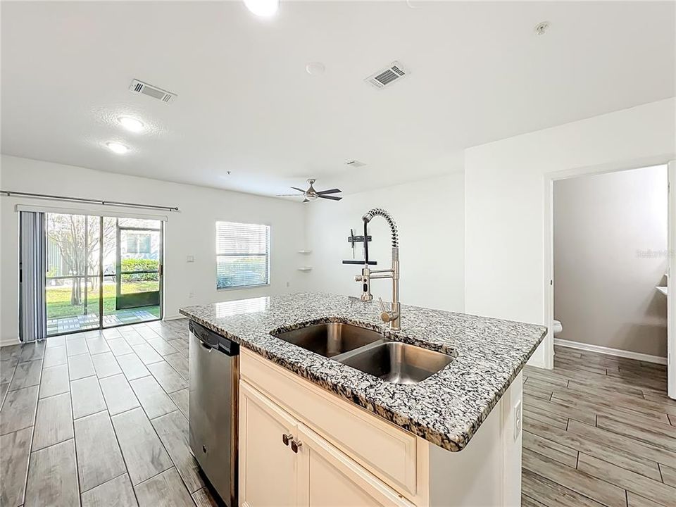 Под контрактом: $319,900 (3 спален, 2 ванн, 1490 Квадратных фут)