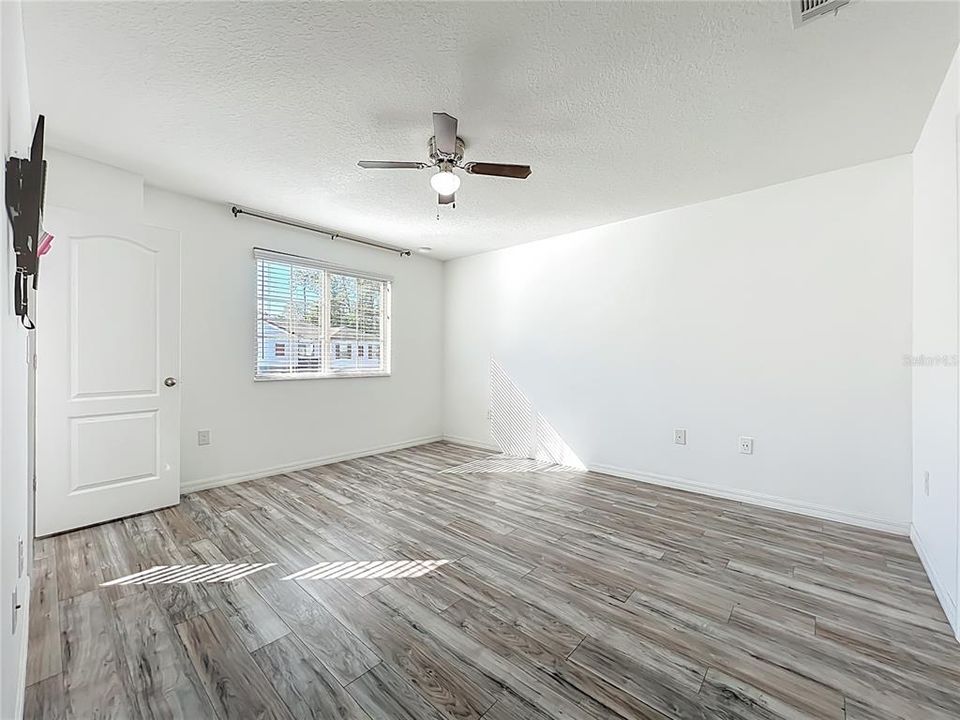 Под контрактом: $319,900 (3 спален, 2 ванн, 1490 Квадратных фут)