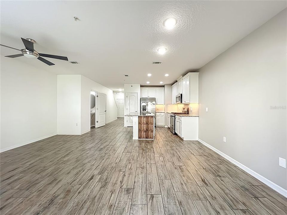 Под контрактом: $319,900 (3 спален, 2 ванн, 1490 Квадратных фут)