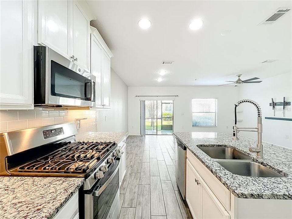 Под контрактом: $319,900 (3 спален, 2 ванн, 1490 Квадратных фут)