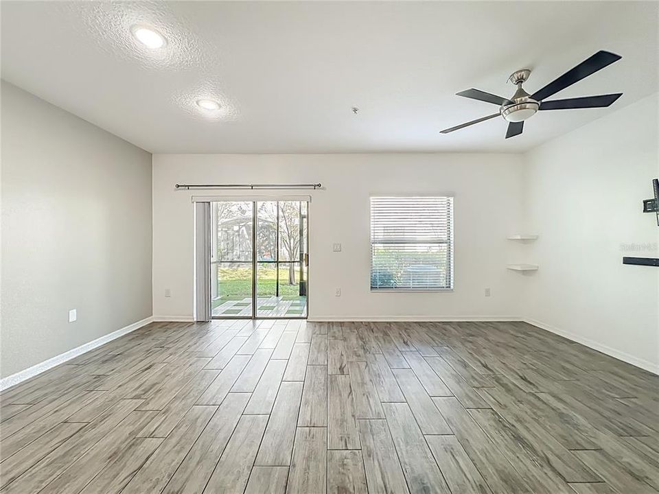 Под контрактом: $319,900 (3 спален, 2 ванн, 1490 Квадратных фут)