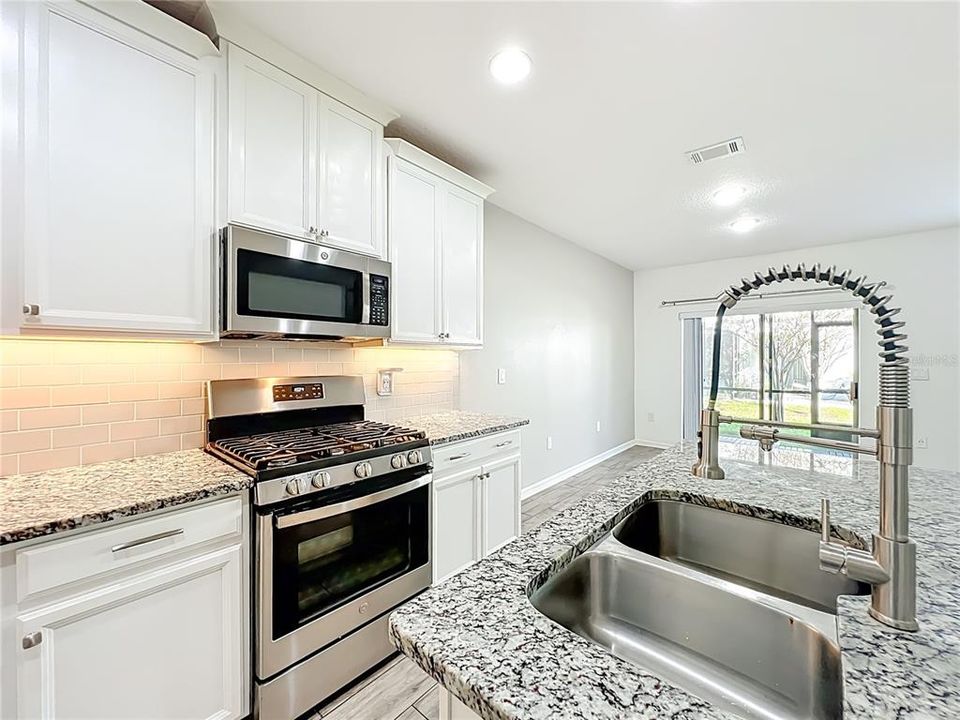 Под контрактом: $319,900 (3 спален, 2 ванн, 1490 Квадратных фут)