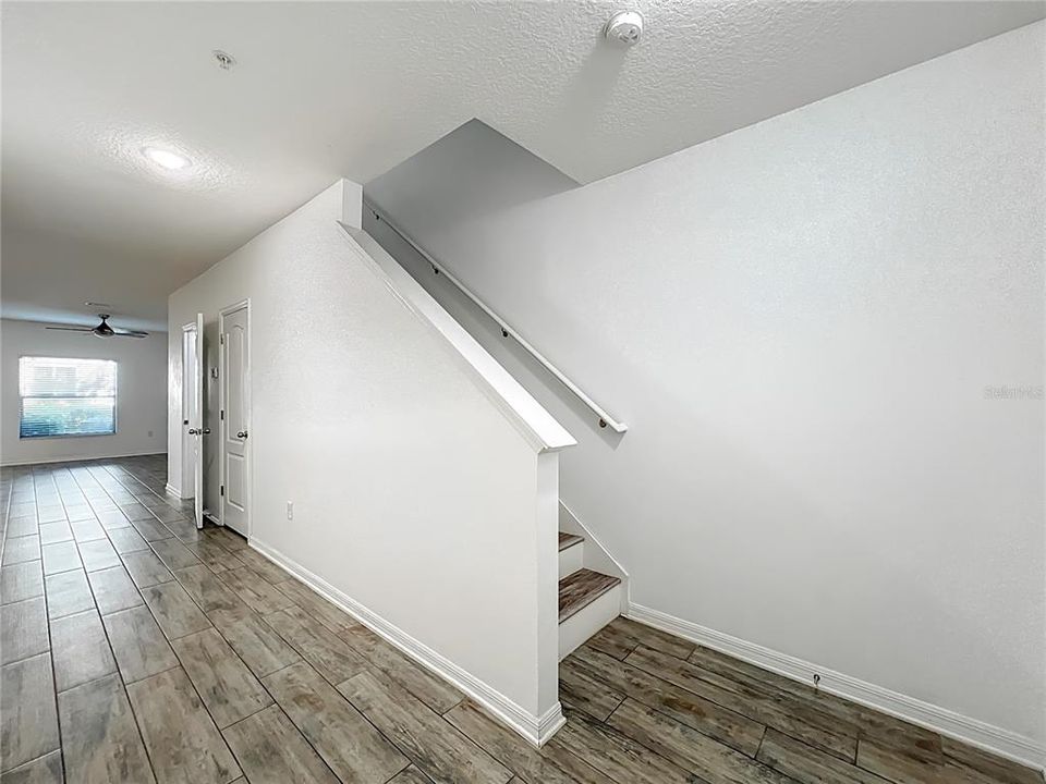 Под контрактом: $319,900 (3 спален, 2 ванн, 1490 Квадратных фут)