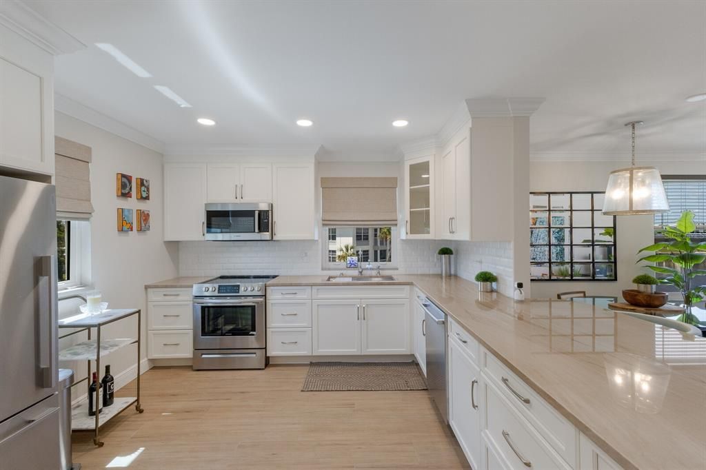 For Sale: $650,000 (2 beds, 2 baths, 1316 Square Feet)