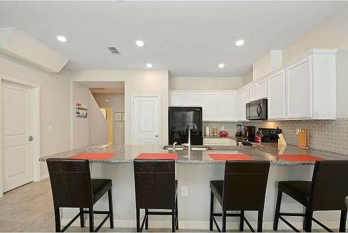 For Sale: $400,000 (4 beds, 3 baths, 1637 Square Feet)