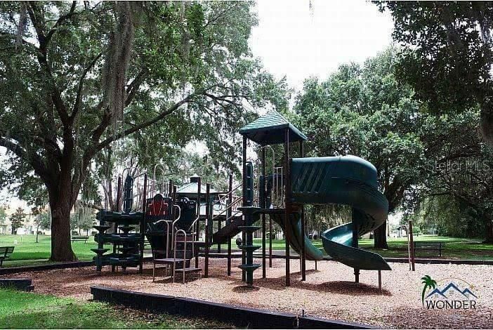 For Sale: $400,000 (4 beds, 3 baths, 1637 Square Feet)