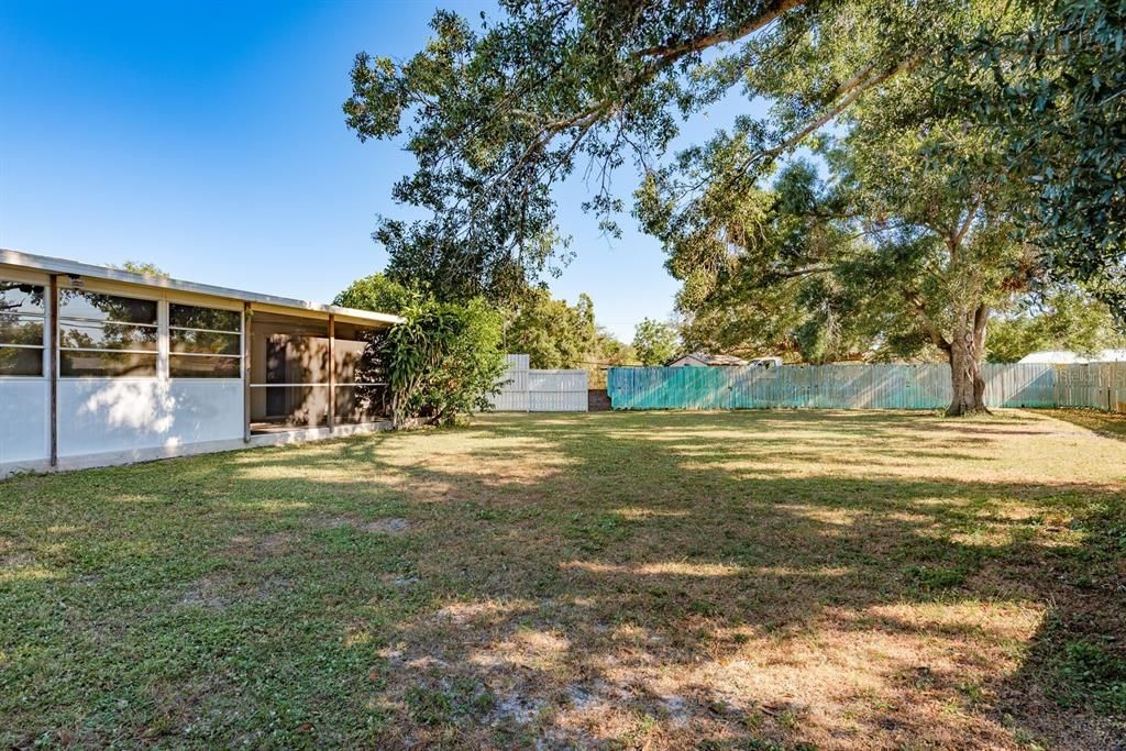 Active With Contract: $325,000 (3 beds, 1 baths, 1065 Square Feet)