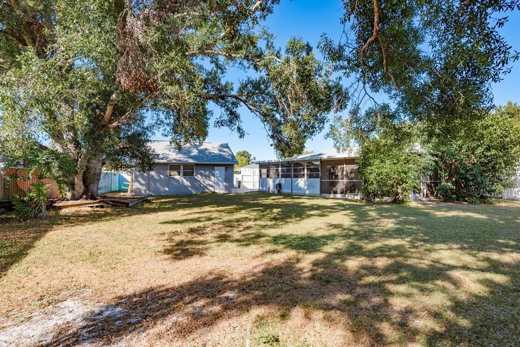 Active With Contract: $325,000 (3 beds, 1 baths, 1065 Square Feet)