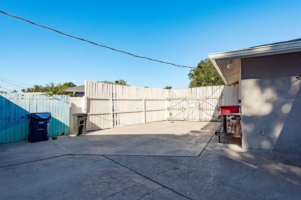 Active With Contract: $325,000 (3 beds, 1 baths, 1065 Square Feet)