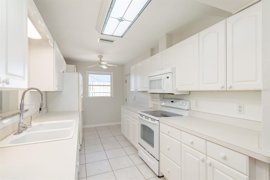 Active With Contract: $325,000 (3 beds, 1 baths, 1065 Square Feet)