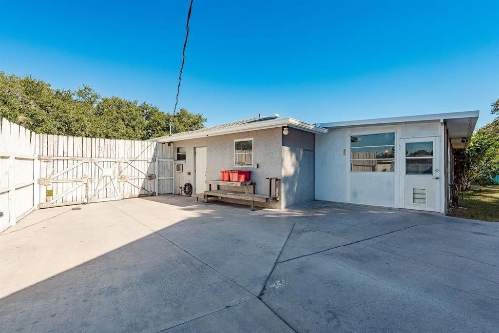 Active With Contract: $325,000 (3 beds, 1 baths, 1065 Square Feet)