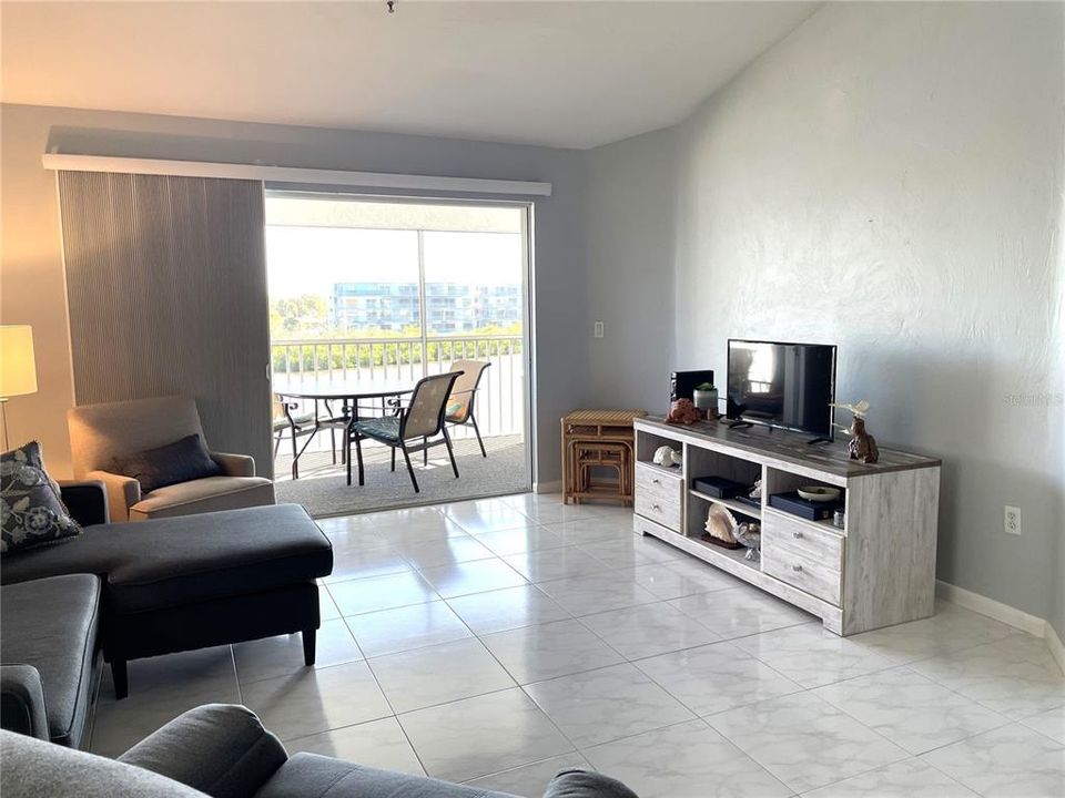 For Rent: $3,000 (2 beds, 2 baths, 1093 Square Feet)