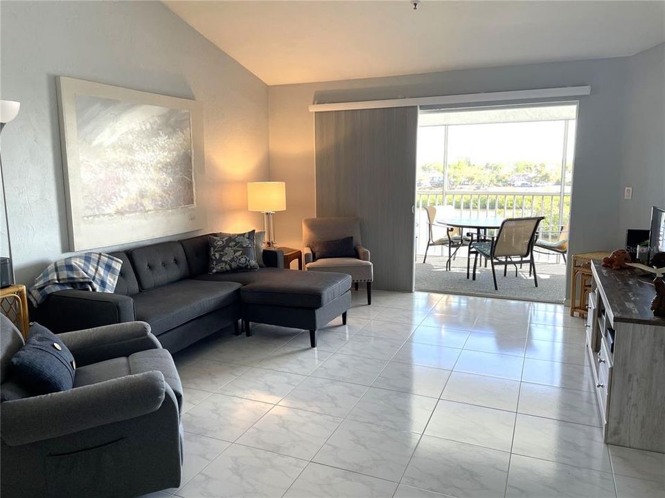 For Rent: $3,000 (2 beds, 2 baths, 1093 Square Feet)