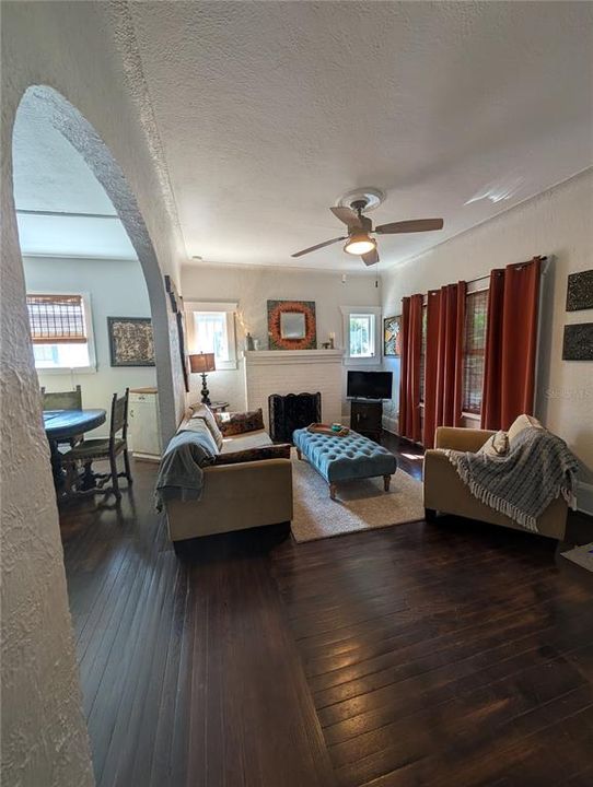 Active With Contract: $287,500 (2 beds, 1 baths, 1007 Square Feet)