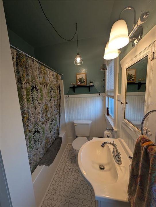 Active With Contract: $287,500 (2 beds, 1 baths, 1007 Square Feet)