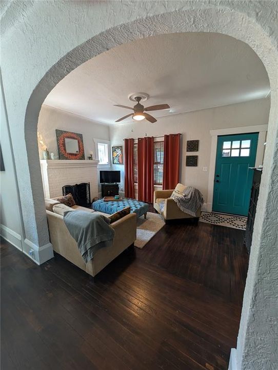 Active With Contract: $287,500 (2 beds, 1 baths, 1007 Square Feet)