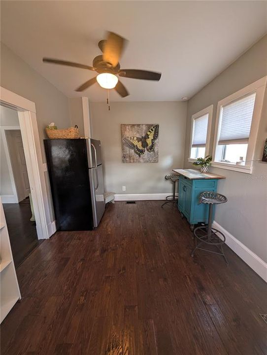 Active With Contract: $287,500 (2 beds, 1 baths, 1007 Square Feet)