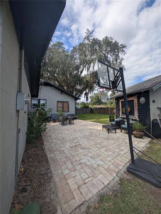 Active With Contract: $287,500 (2 beds, 1 baths, 1007 Square Feet)